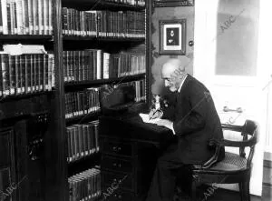 (CA.) D. Jacinto Benavente escribiendo en la biblioteca de su casa