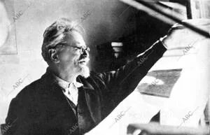 Trotsky (1879-1940) Trabajando en su estudio