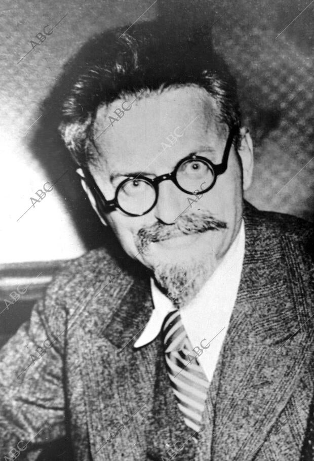 Leon Davidovich Trotsky hacia 1930