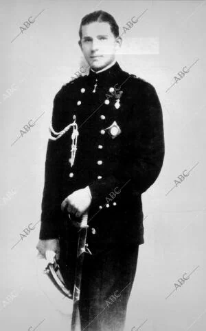Don Juan de Borbón con uniforme de Guardiamarina de la Armada Española, en 1930,...