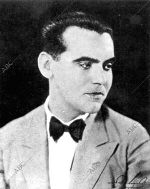 Federico García Lorca con la mirada perdida