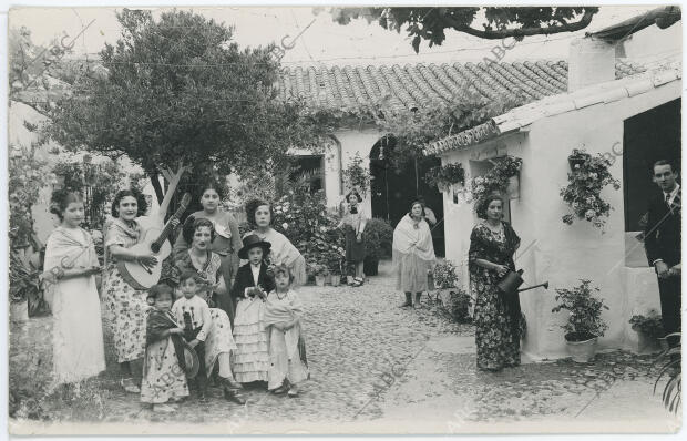 Personas en un patio presentado al concurso, en la calle Ravé