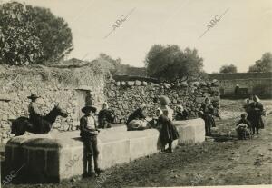 La fuente abrevadero de la entrada del pueblo de Lagartera