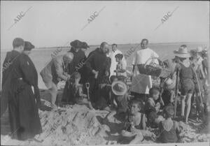 El Sr. Ahuja y los Padres de san Juan de Dicas, Alagando A los Niños Enfermos...