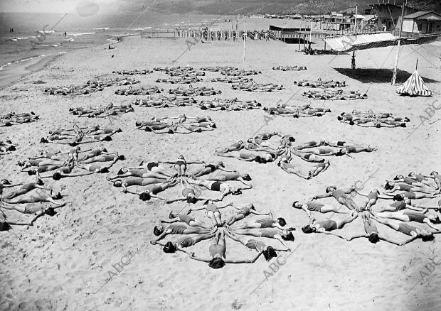 Colonia de Niñas de Baños de mar del campamento de Barcelona Haciendo Figuras en...