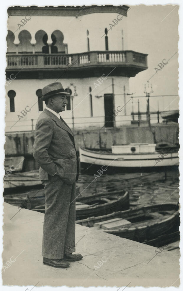 Fernández Florez, mirando al mar, junto al Real Club de Regatas de Alicante