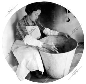 Preparación artesanal de queso en una queseria de los años 30