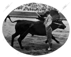 EL matador Alfredo Corrochando tereando de muleta en una imagen de los años 30