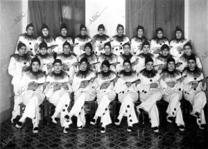 La Habana, fiesta de Carnaval: serenata de Pierrots, Integrada por Señoritas de...