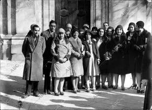 Comisión de Alumnas de la Universidad central que Asistió A la misa en sufragio...