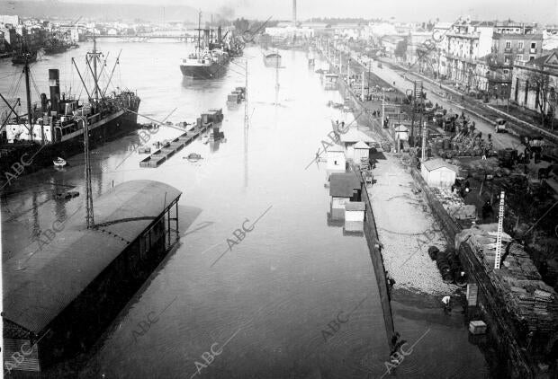 El puerto de Sevilla en una de las Periódicas Inundaciones que tanto daño Causan...