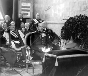 Su majestad el Rey de España(1) y detrás suyo el general Berenguer(2) en la misa...