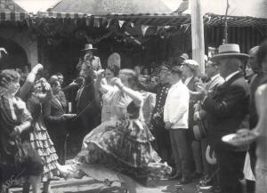 La Reina Doña Victoria Eugenia observa a caballo un baile por sevillanas desde...