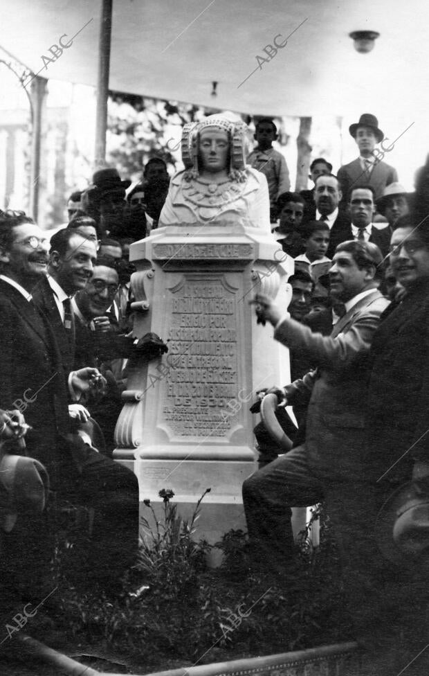 El maestro Serrano y Federico García Sánchez con los Invitados al acto inaugural...