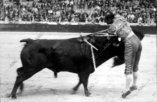 Nicanor Villalta en una de sus magníficas estocadas en la corrida inaugural de...