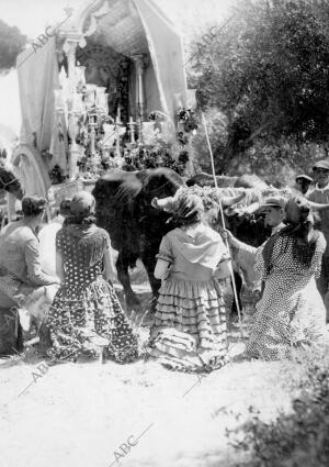 Camino del Rocío. Simpecado de Triana. Principios Años 30. Foto Serrano....