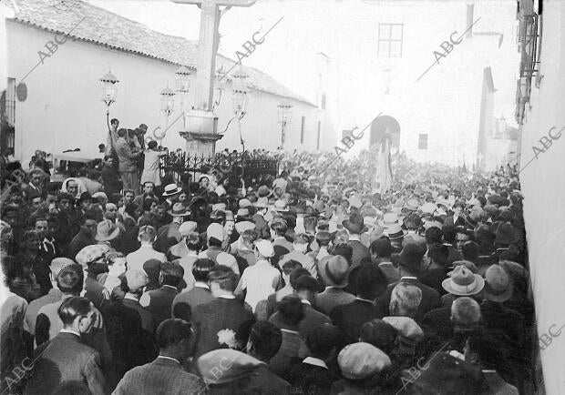Aspecto de la típica plaza de los Dolores, en Córdoba, al llegar la fúnebre...