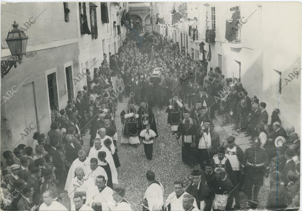 La comitiva fúnebre a su paso por la calle de su padre Romero Barros