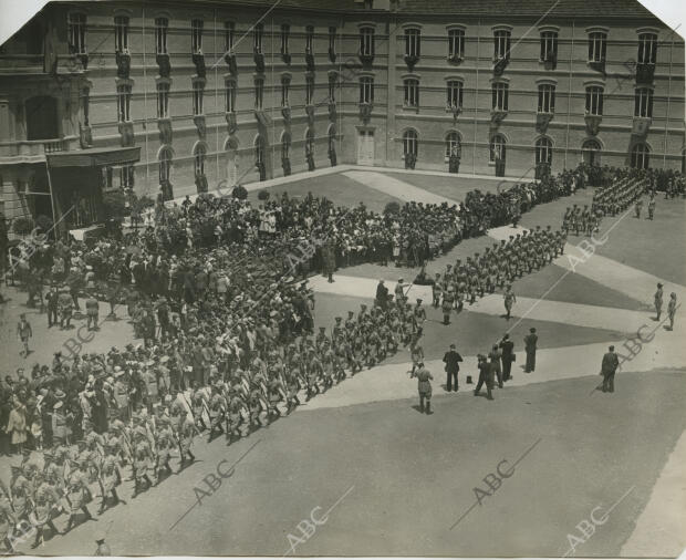 Visita de S.M. el Rey Don Alfonso XIII a la Academia General Militar en la que...