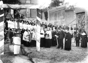 El infante D. Jaime coloca la primera piedra del nuevo pabellón para niños,...