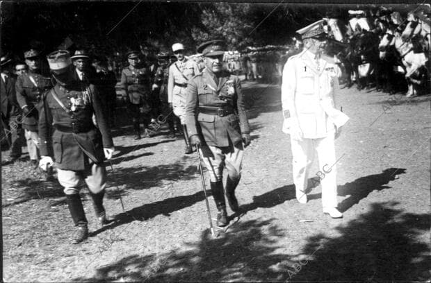 El residente general de Francia, M. Saint, y el comisario superior de España en...