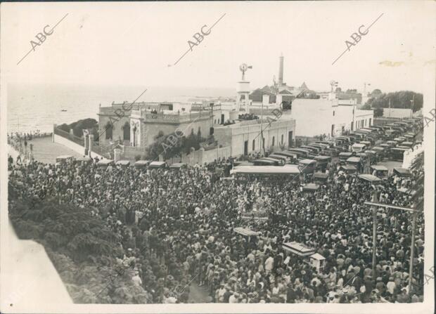 el paso de la Virgen de regla al salir del santuario entre Millares de Devotos...