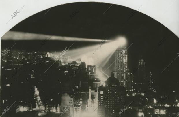 La ciudad de Chicago completamente iluminada por el reflector Lindbergh,...