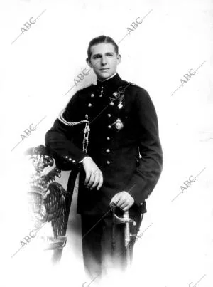 Don Juan de Borbón con uniforme de marino durante sus Estudios en la escuela...