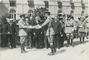 El General Francisco Franco entregando los reales despachos a los cadetes de la...