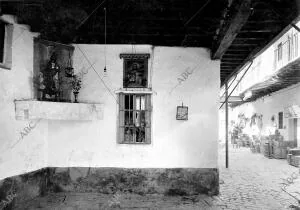 Altar colocado A la entrada del corral de las Mercedes (Abc 8709) (calle Bailen...