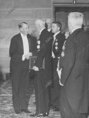 El Rey de Suecia Entregando el premio Nobel de literatura 1930 al escritor...