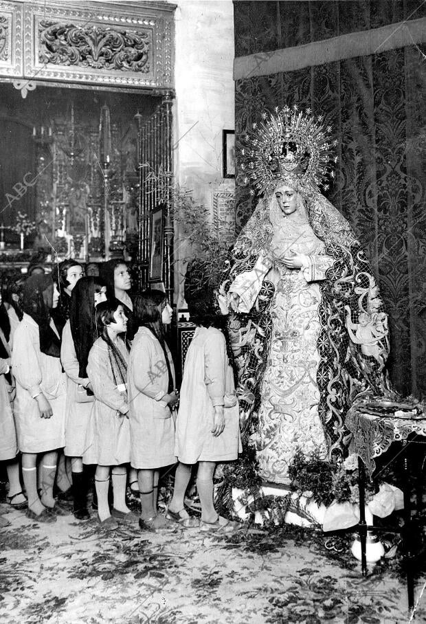 Un grupo de Niñas durante el besamanos A la Virgen de la Esperanza de la...