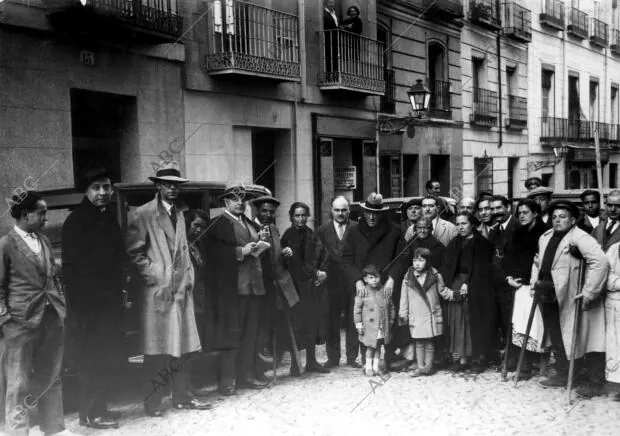 El segundo premio de la lotería de Navidad, Francisco García Molina, Rodeado de...