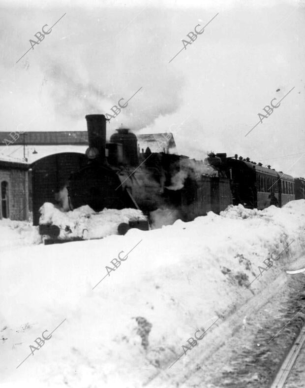 Vista de un tren Bloqueado por la nieve en el pueblo de Reinosa (Cantabria)