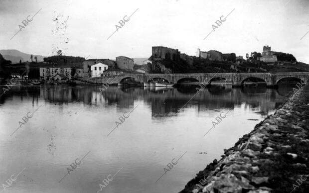 Vista general del puente de la maza sobre la ría del pueblo san Vicente de la...