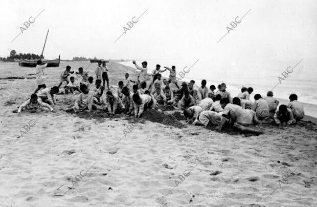 Los pequeños colonos del santarorio marítimo jugando en la playa