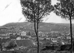 Al fondo, la catedral románica, dedicada a San Martín