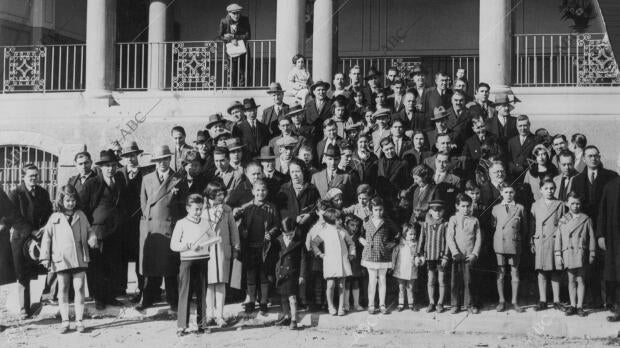 Grupo de Escolares durante su visita al grupo Escolar "Luis Vives" de una de las...