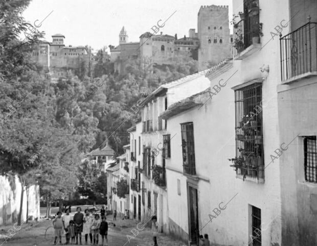 Los Torreones de la Alhambra, Agrupados en la Distancia (cuesta de la Victoria)