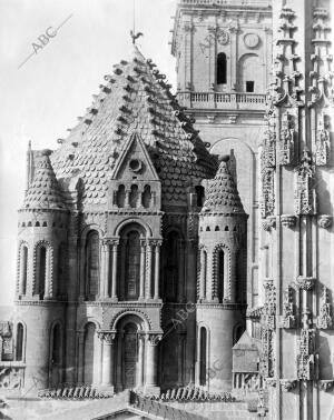 La catedral de Salamanca se remata con la Torre del Gallo, en la imagen, que...