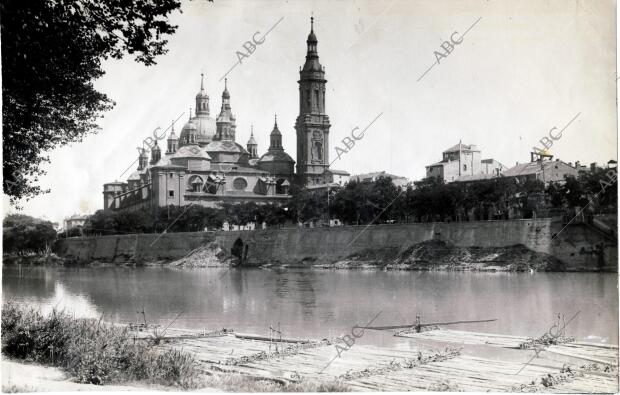 Almadías en el río Ebro A su paso por Zaragoza