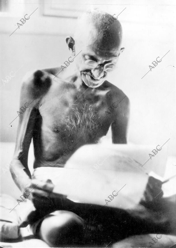 Mahatma Gandhi Leyendo la noticia de su liberación de la cárcel