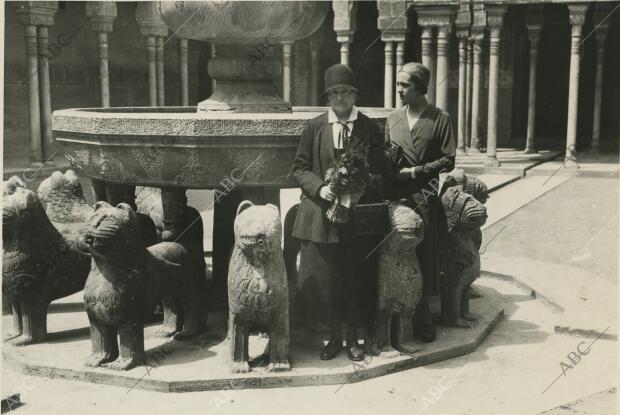 Madame Curie con su sobrina en el Patio de los Leones de la Alhambra