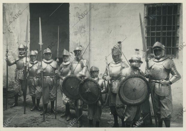 Los soldados romanos, con armaduras del siglo XVII, que dan escolta al Santo...