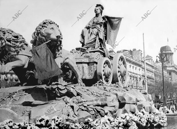 La Fuente de Cibeles adornada con banderas republicanas