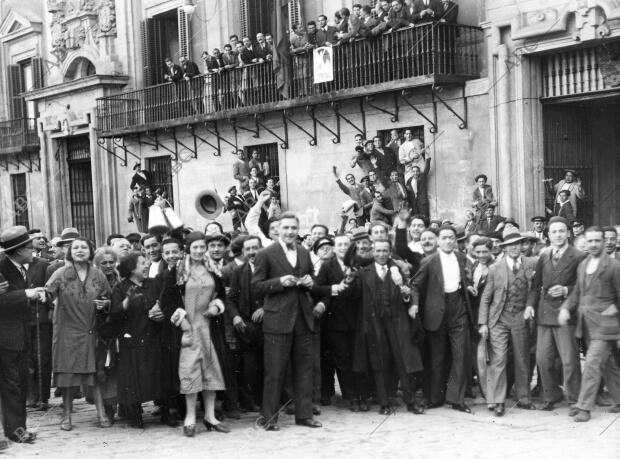 Momento de ser izada la bandera de la República en el Ayuntamiento