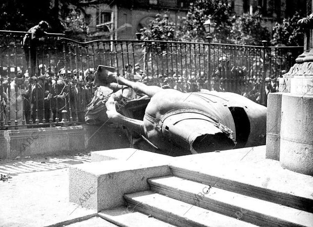 La estatua ecuestre de Felipe III yace destruida a los pies de la base de piedra...