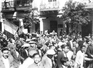 Los manifestantes, portando la bandera, proclamando la República por la calle...