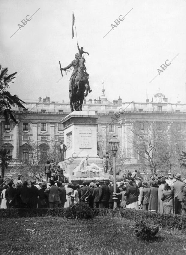 Los Jardines de la plaza de oriente Invadidos por el Pueblo, que Entusiasmado...