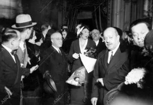 La Reina doña victoria y sus Augustas Hijas, al Salir, en la estación D'Orsay,...